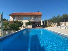 Beautiful Holiday Home in Lisicic